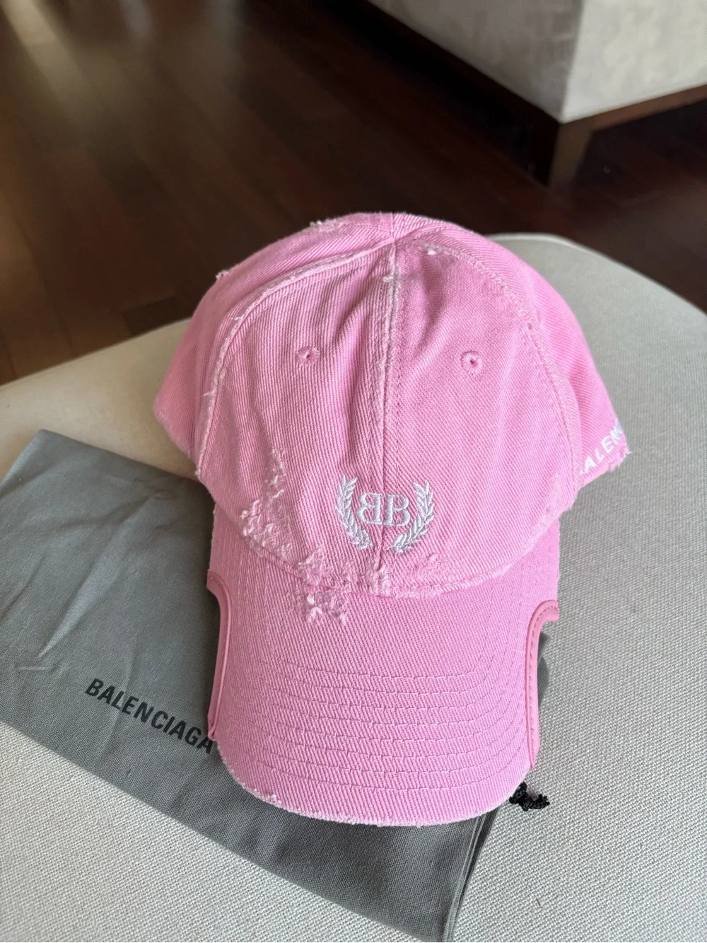 Balenciaga Unisex Laurel Baseball Cap Distressed Baby Pink Logo One Size - Picture 3 of 14